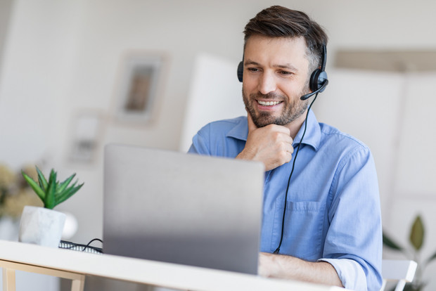 Technik-Mitarbeiter arbeitet am Laptop