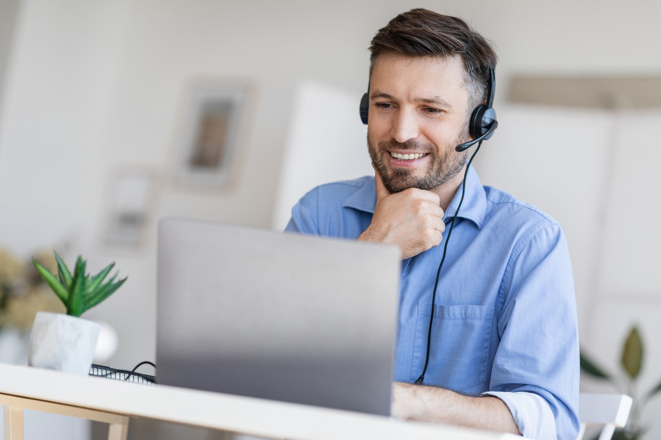 Technik-Mitarbeiter arbeitet am Laptop